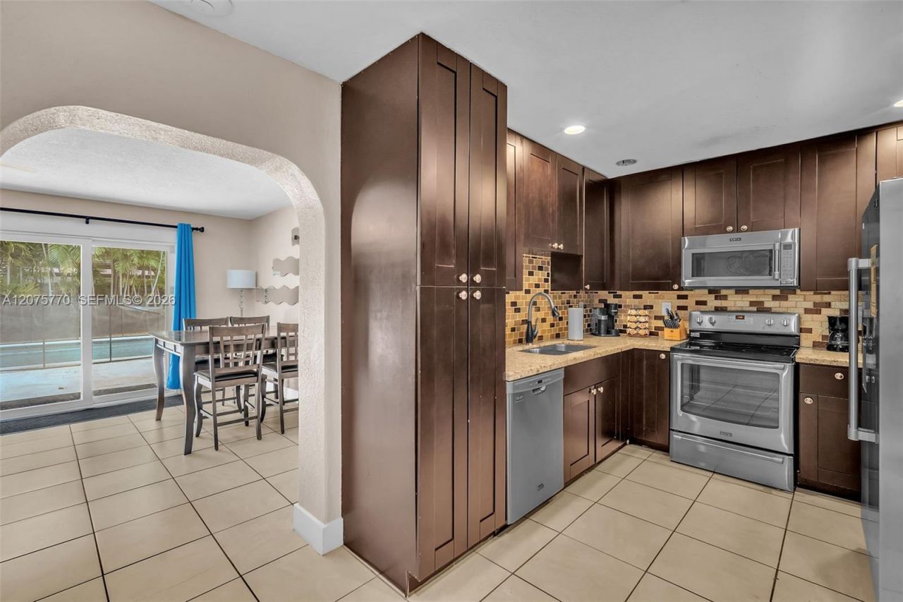907 NE 5th St , Hallandale Beach, FL 33009 Photo