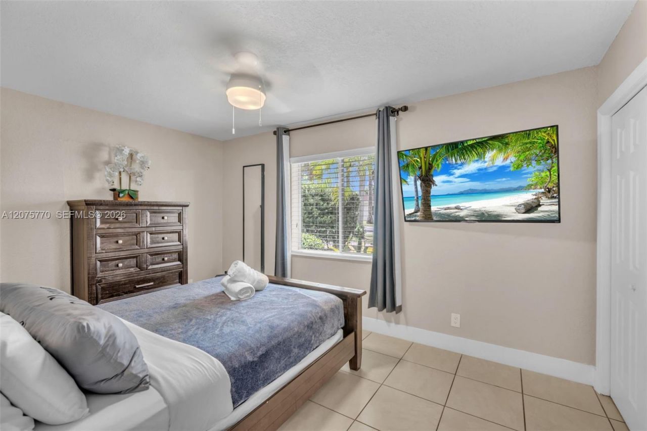 907 NE 5th St , Hallandale Beach, FL 33009 Photo