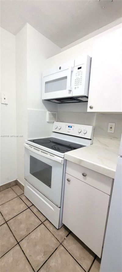 2450 NE 135th St , Unit 206, North Miami, FL 33181 Photo
