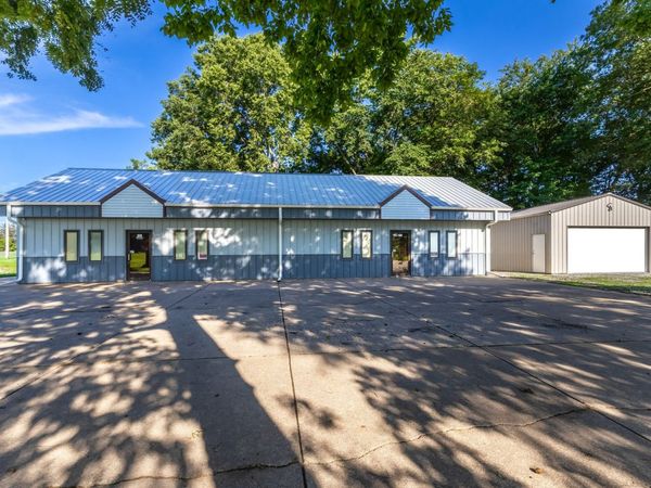 1698 Iowa Street , Le Claire, IA 52753