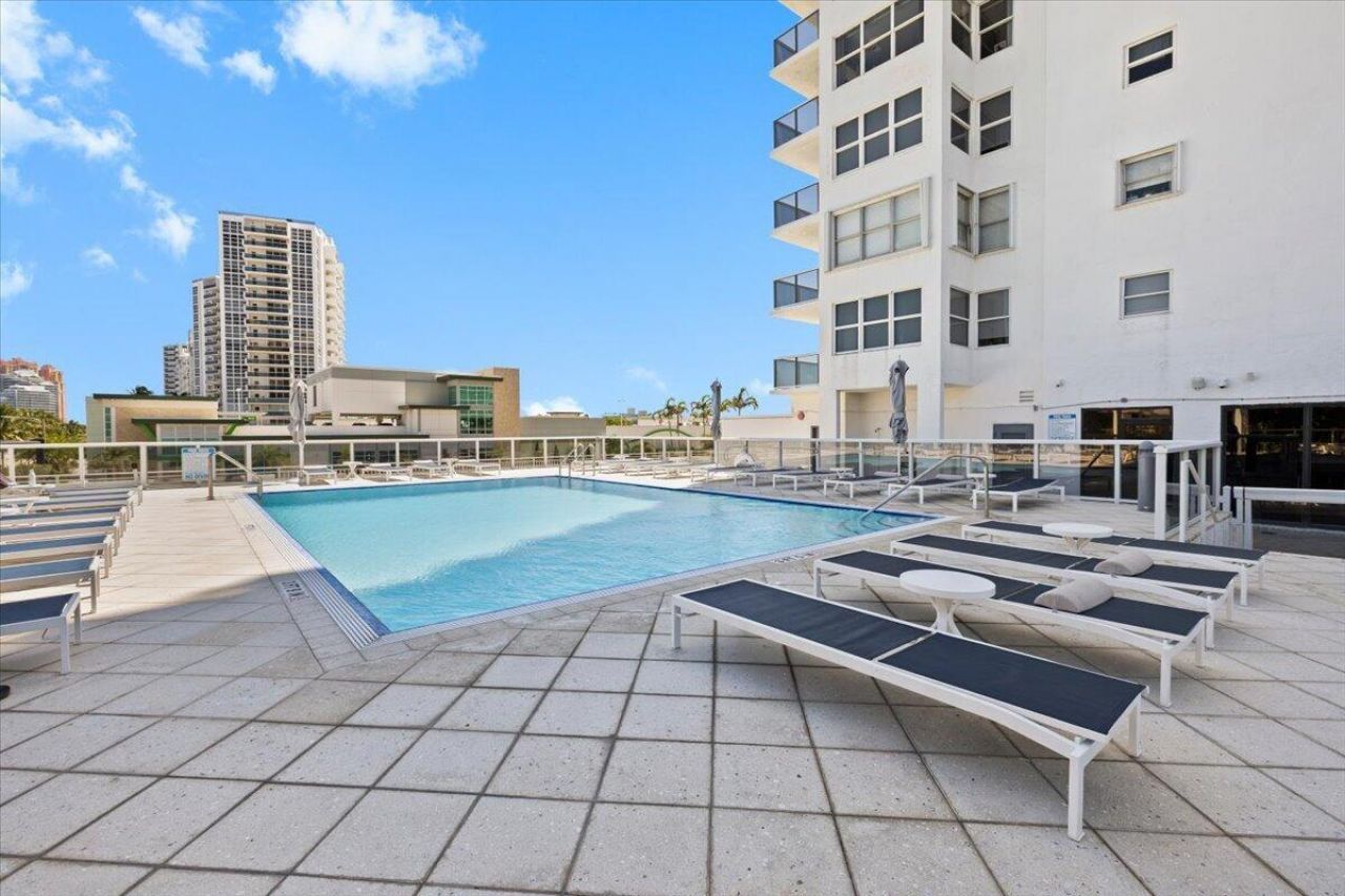 3015 N Ocean Boulevard, Unit 18L, Fort Lauderdale, FL 33308 Photo