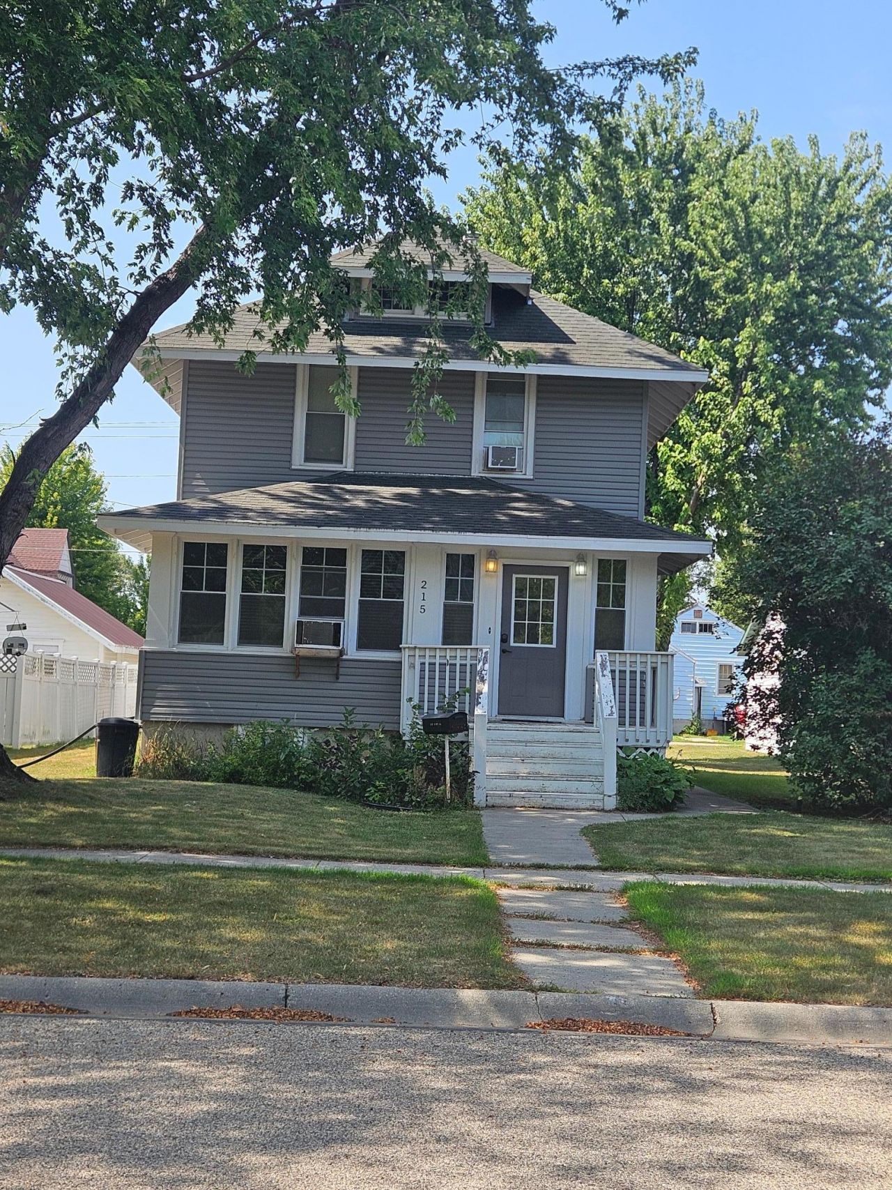 215 8th Street N primary photo