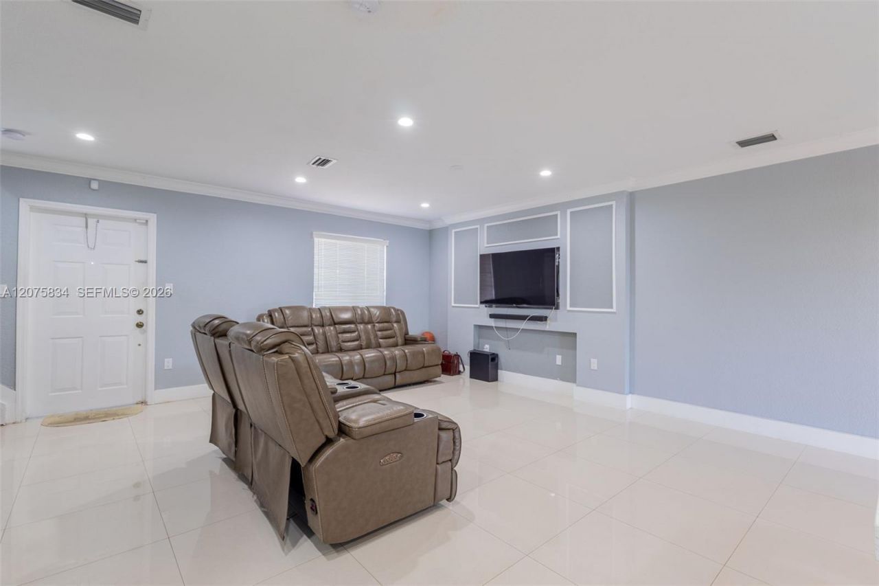 9425 NW 114th Ln , Unit 3, Hialeah Gardens, FL 33018 Photo