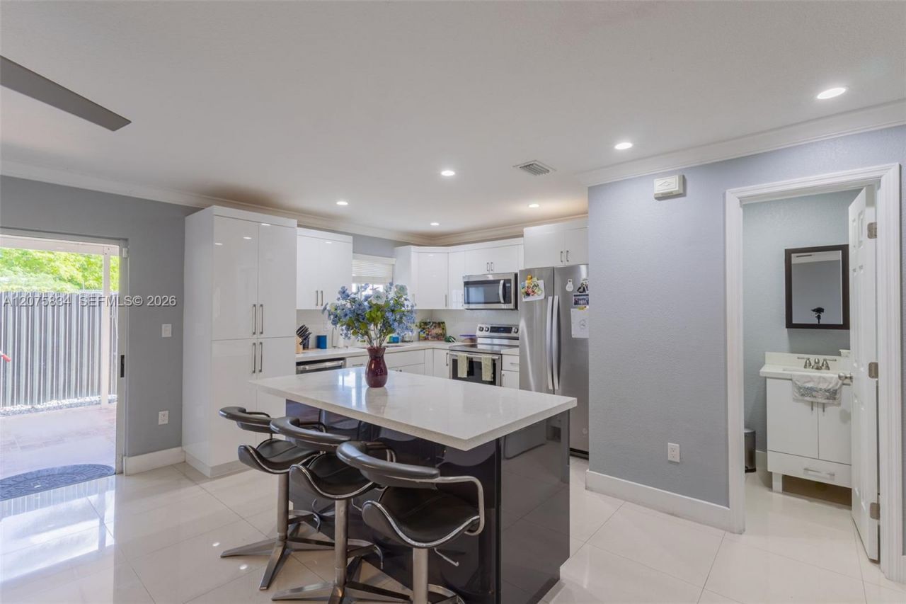 9425 NW 114th Ln , Unit 3, Hialeah Gardens, FL 33018 Photo