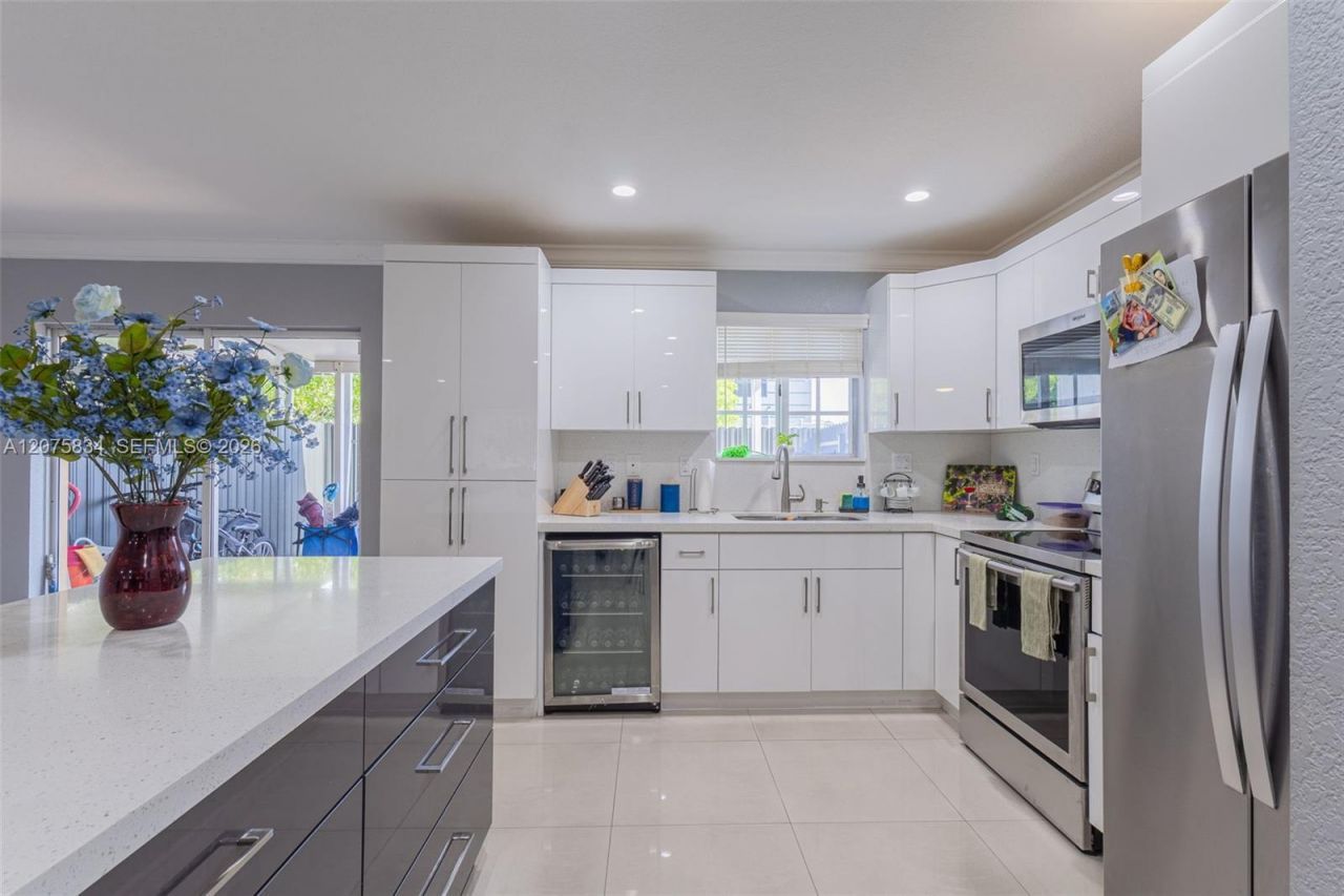 9425 NW 114th Ln , Unit 3, Hialeah Gardens, FL 33018 Photo
