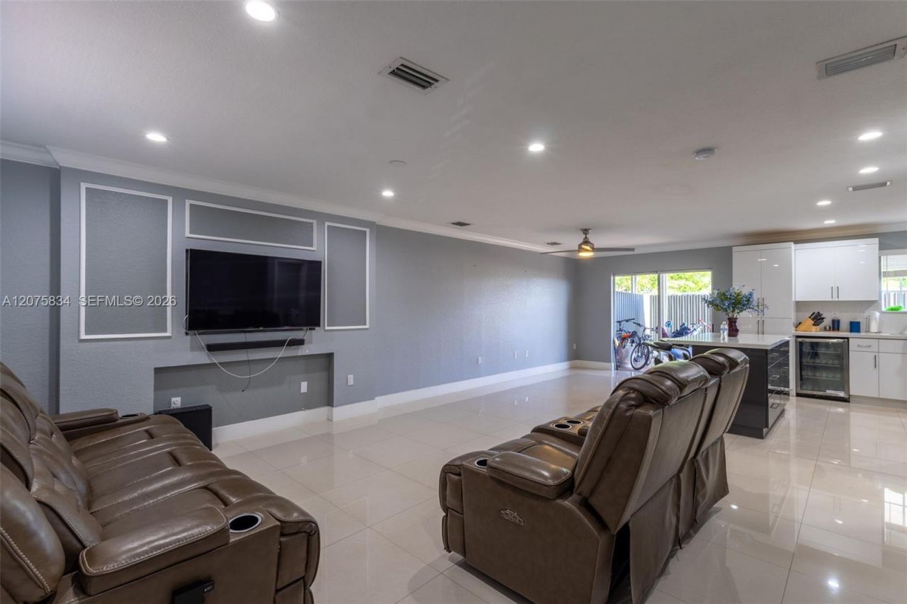 9425 NW 114th Ln , Unit 3, Hialeah Gardens, FL 33018 Photo