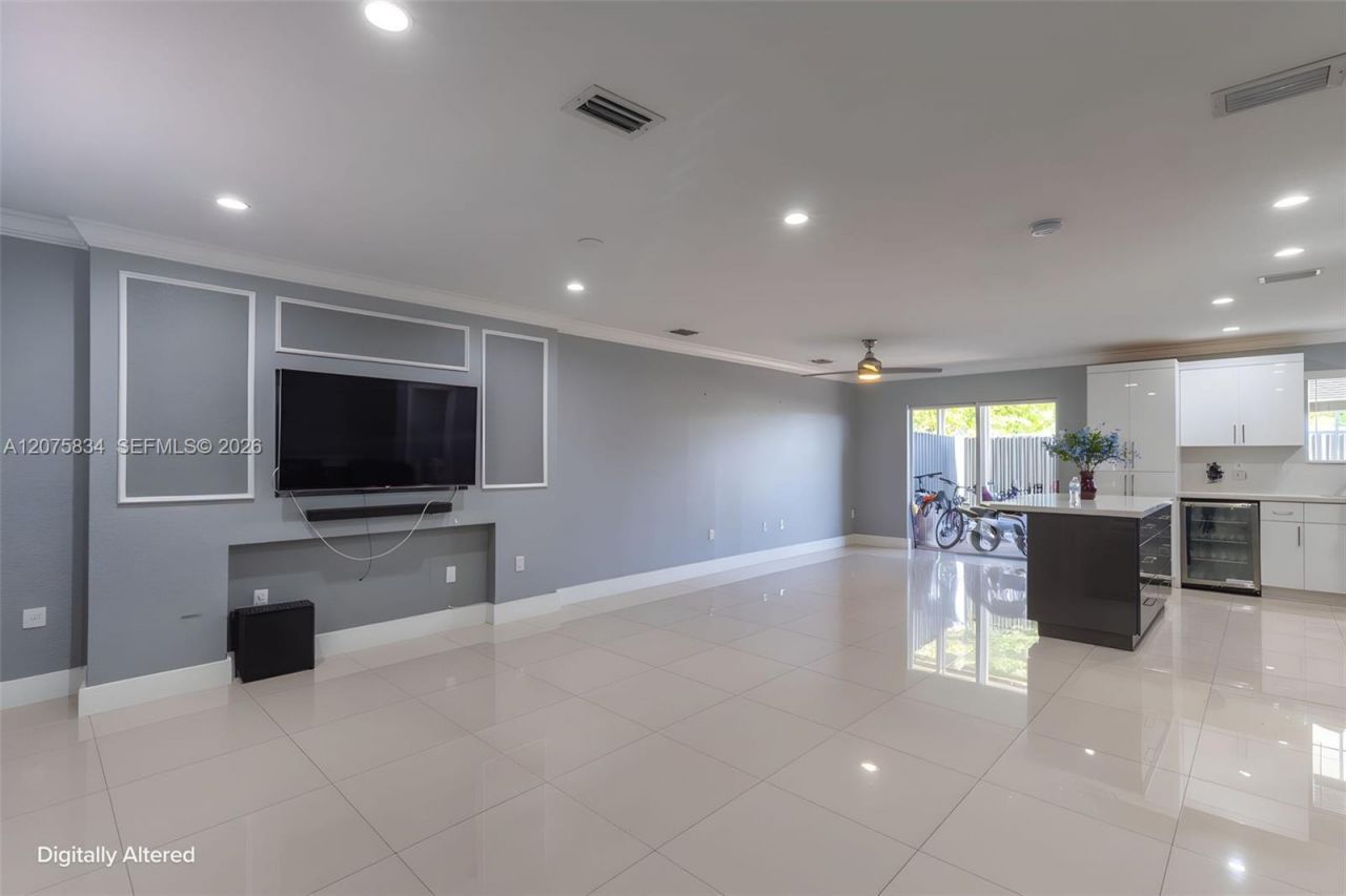9425 NW 114th Ln , Unit 3, Hialeah Gardens, FL 33018 Photo