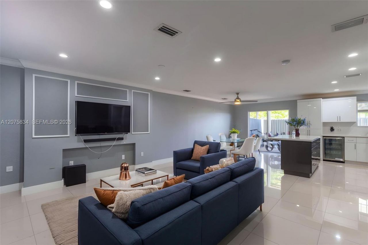 9425 NW 114th Ln , Unit 3, Hialeah Gardens, FL 33018 Photo