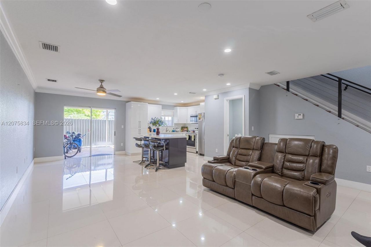 9425 NW 114th Ln , Unit 3, Hialeah Gardens, FL 33018 Photo