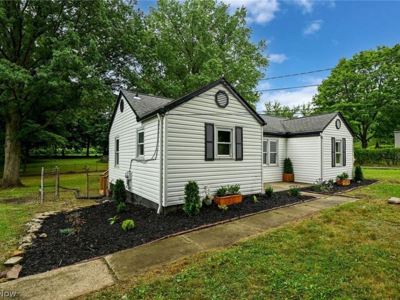 2933 S Hametown Road, Norton, OH 44203 Photo 2