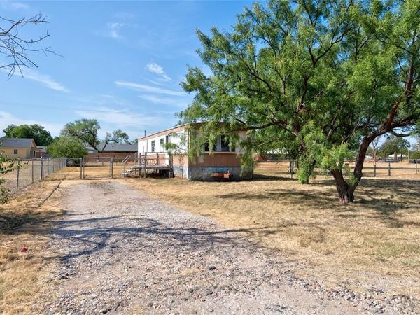 146 South Street , Tye, TX 79563