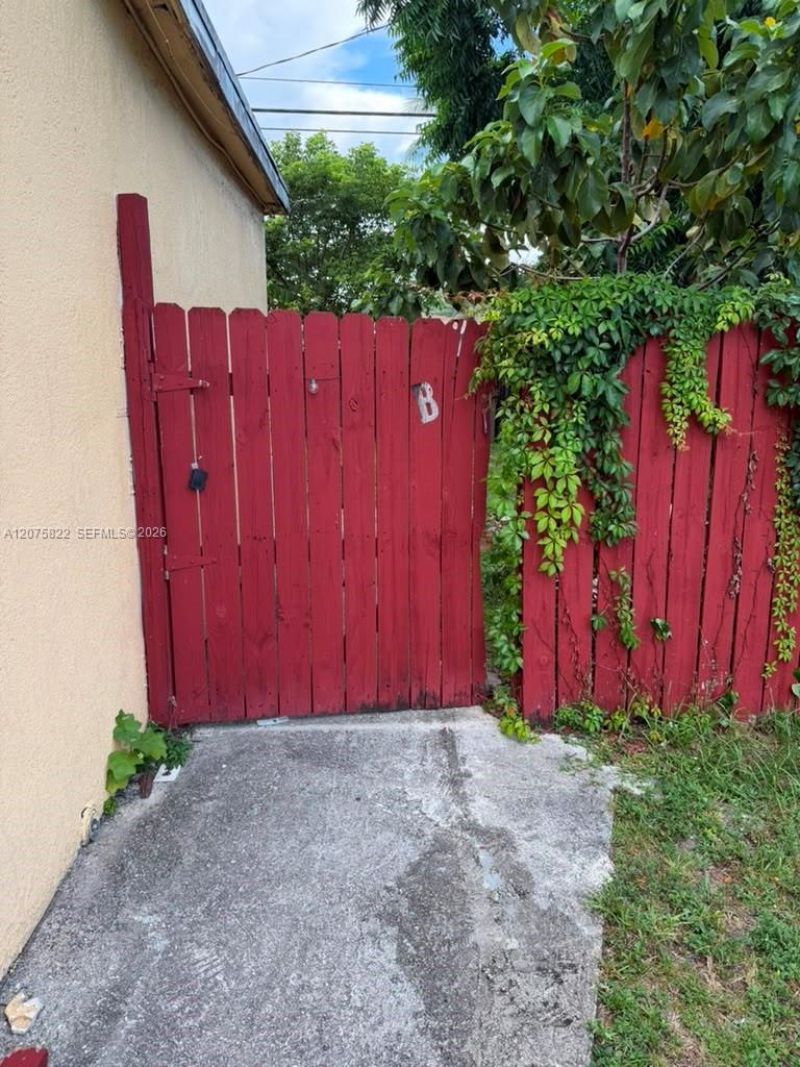 601 NE 180th St , Unit B, Miami, FL 33162 Photo