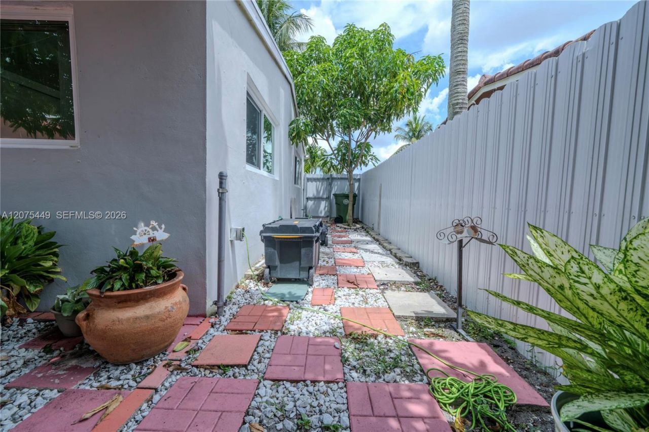 6944 SW 10th Ct , Pembroke Pines, FL 33023 Photo