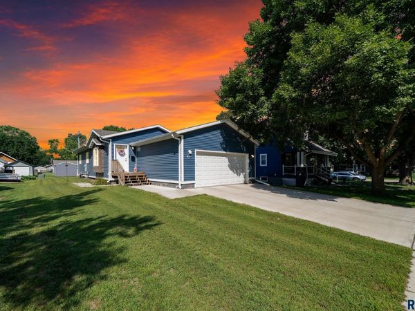 403 S 3rd St, Beresford, SD 57004