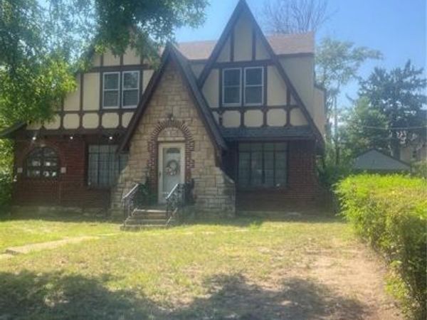 1201 W Gregory Boulevard, Kansas City, MO 64114