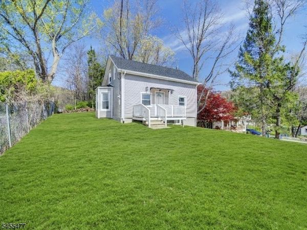 4 Emmans Rd, Roxbury, NJ 07852
