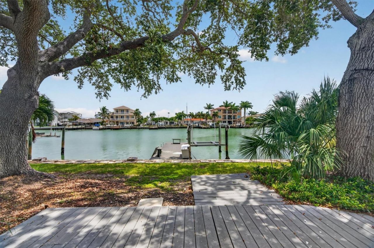 541 Lillian Drive , Madeira Beach, FL 33708 Photo