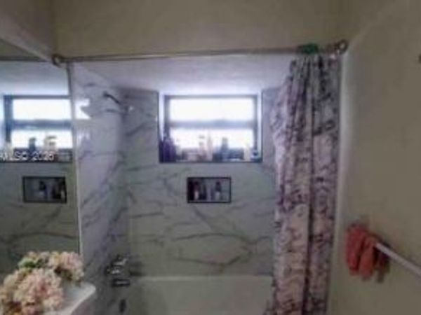 6240 SW 8th St, North Lauderdale, FL 33068