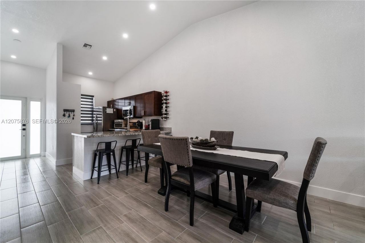 6711 NW 193rd Ter, Unit 6711, Hialeah, FL 33015 Photo