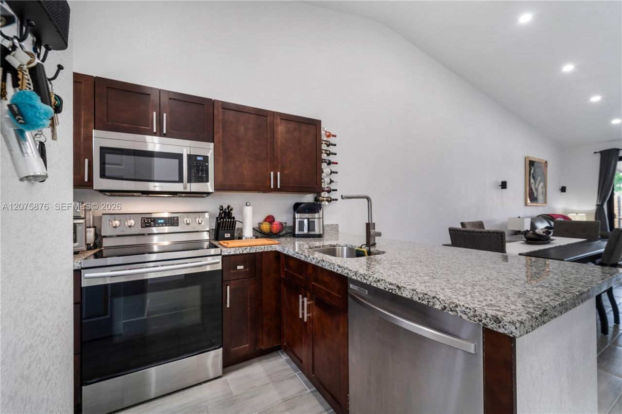 6711 NW 193rd Ter, Unit 6711, Hialeah, FL 33015 Photo