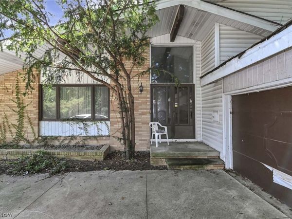 5392 Meadow Wood Boulevard, Lyndhurst, OH 44124