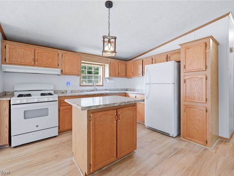 477 Erie Street , Hubbard, OH 44425 Photo 8