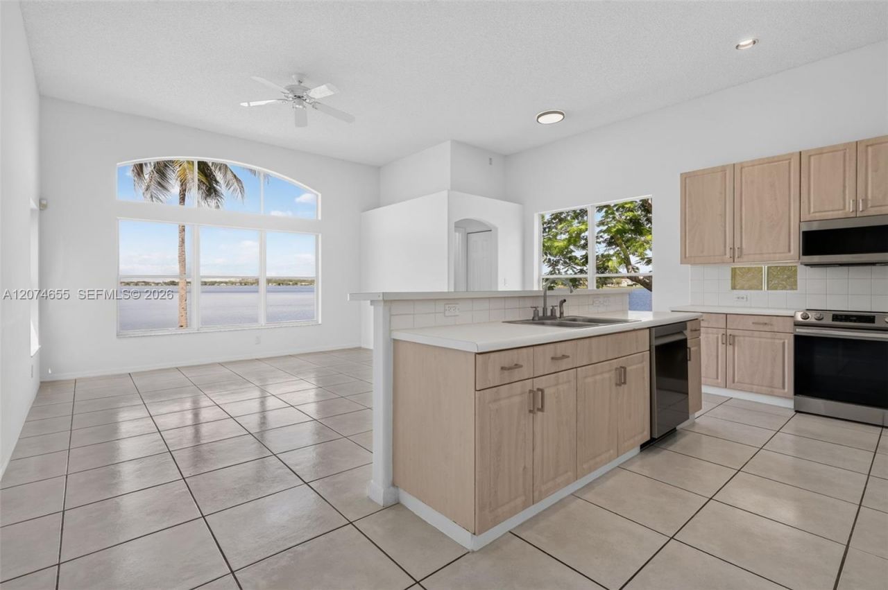 2342 NW 184th Ter , Pembroke Pines, FL 33029 Photo