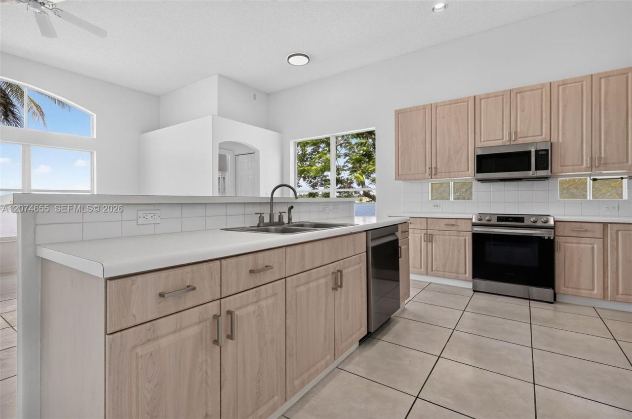 2342 NW 184th Ter , Pembroke Pines, FL 33029 Photo