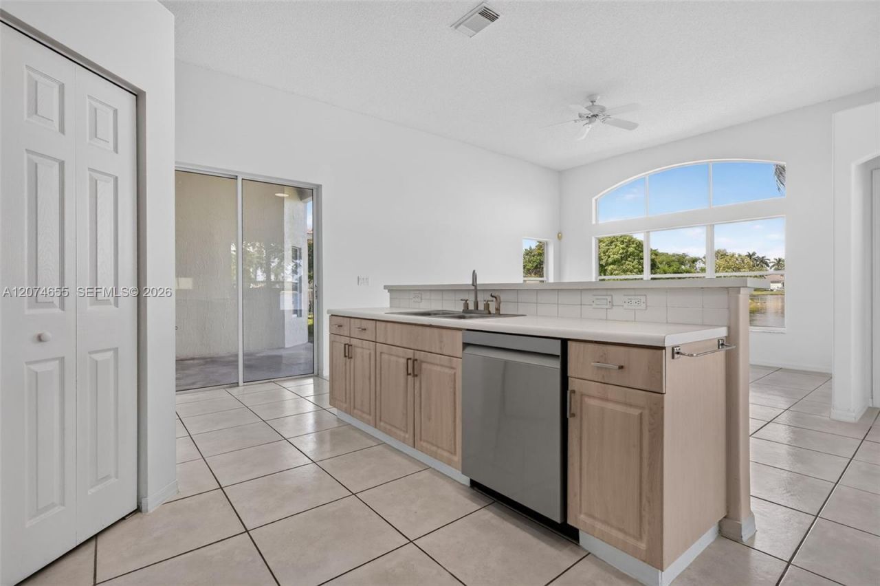 2342 NW 184th Ter , Pembroke Pines, FL 33029 Photo