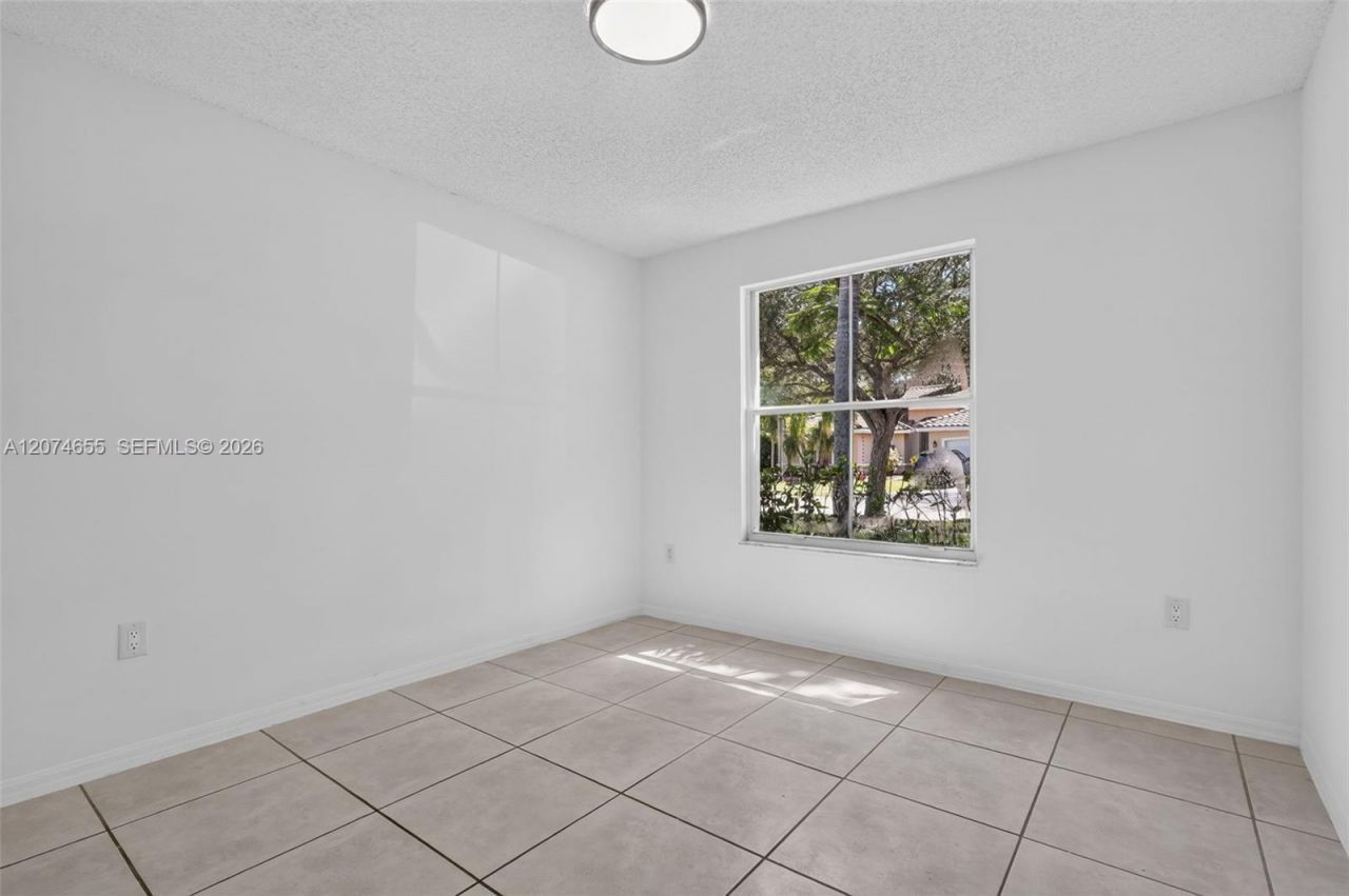 2342 NW 184th Ter , Pembroke Pines, FL 33029 Photo