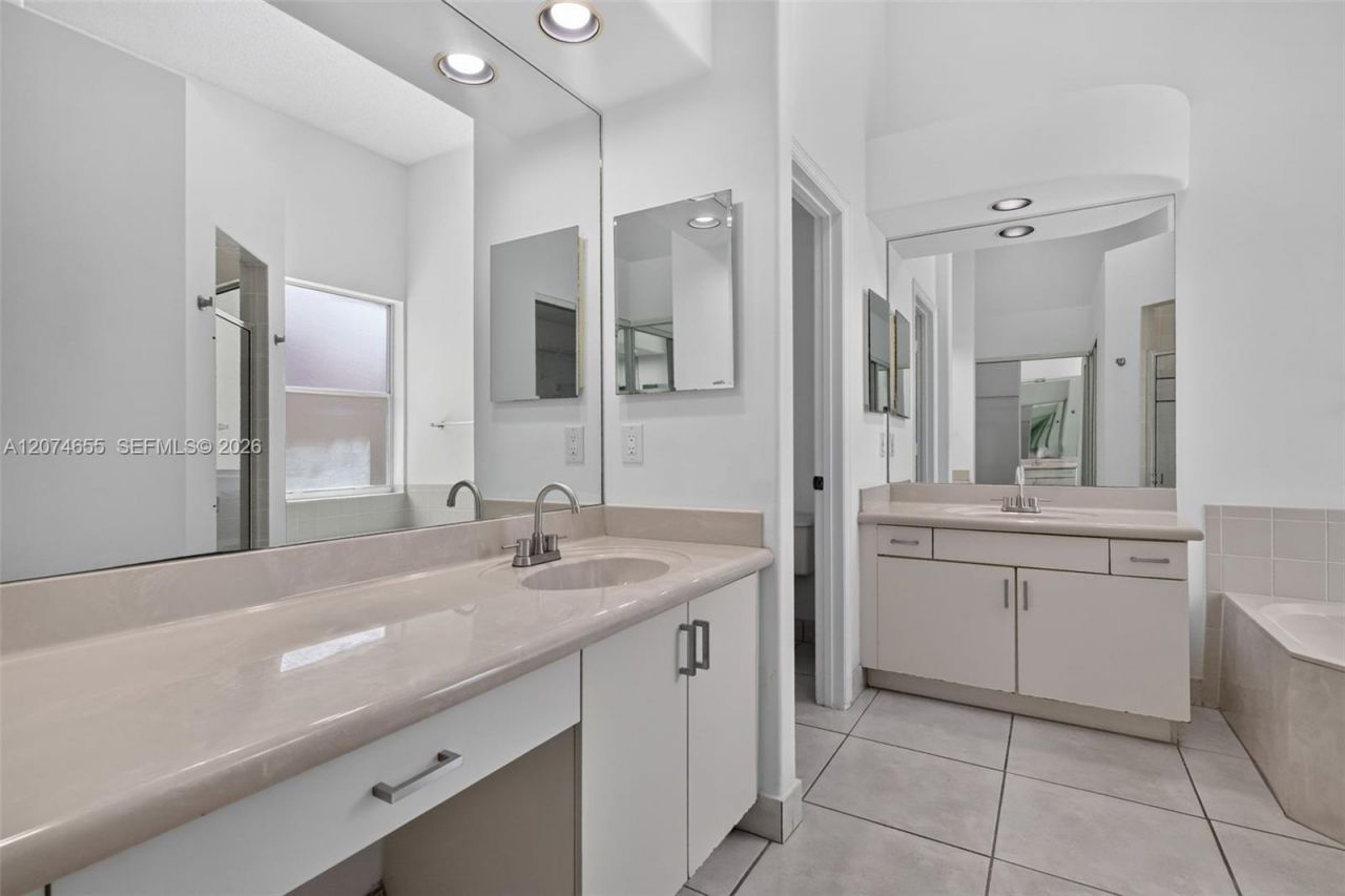 2342 NW 184th Ter , Pembroke Pines, FL 33029 Photo