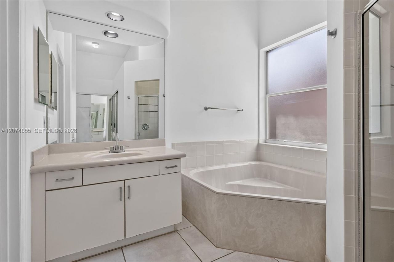 2342 NW 184th Ter , Pembroke Pines, FL 33029 Photo