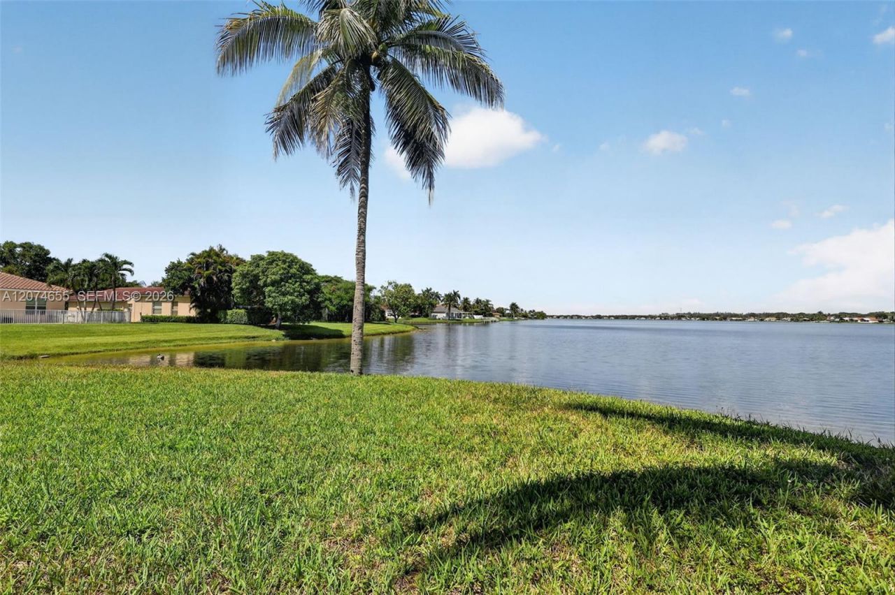 2342 NW 184th Ter , Pembroke Pines, FL 33029 Photo