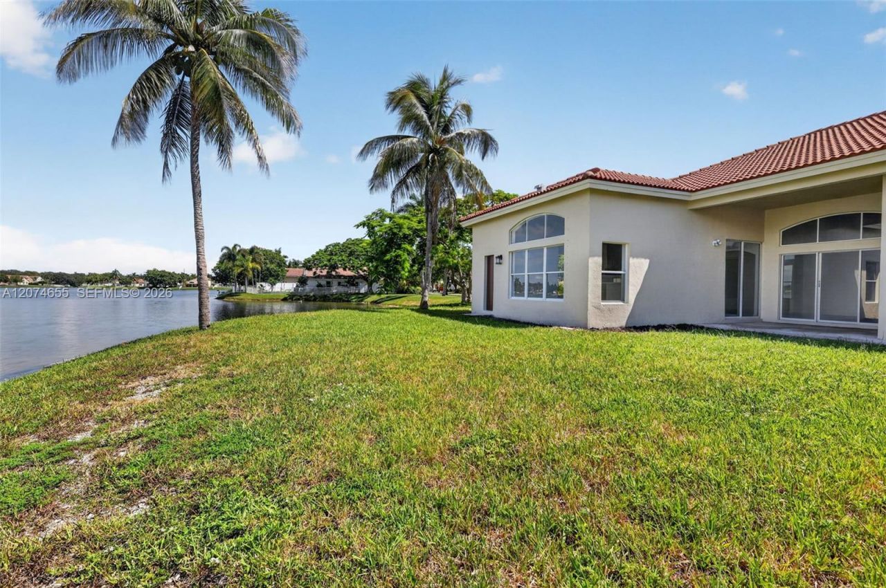 2342 NW 184th Ter , Pembroke Pines, FL 33029 Photo