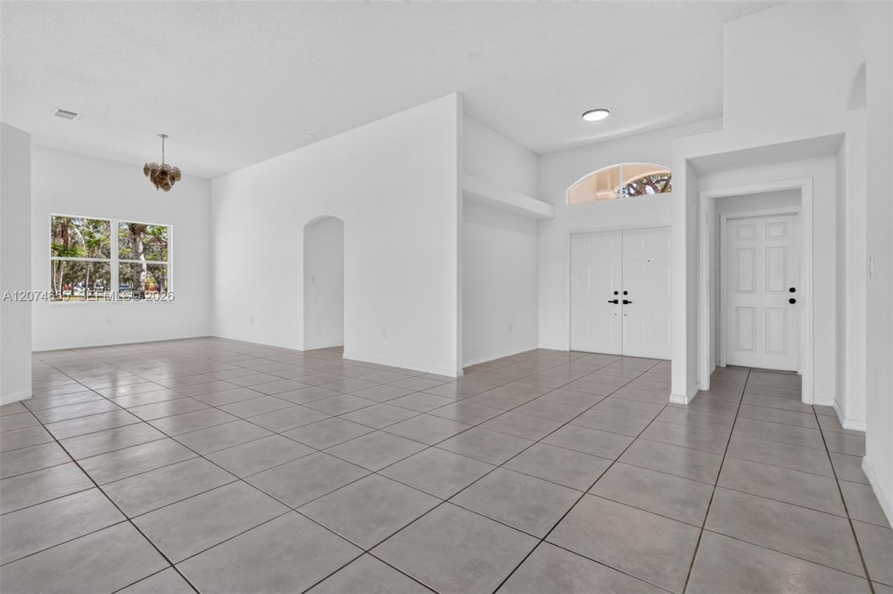 2342 NW 184th Ter , Pembroke Pines, FL 33029 Photo