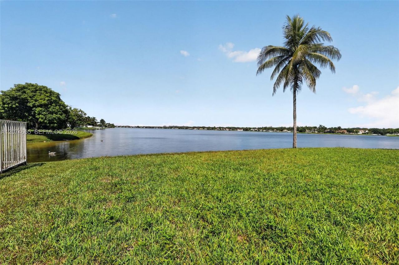 2342 NW 184th Ter , Pembroke Pines, FL 33029 Photo