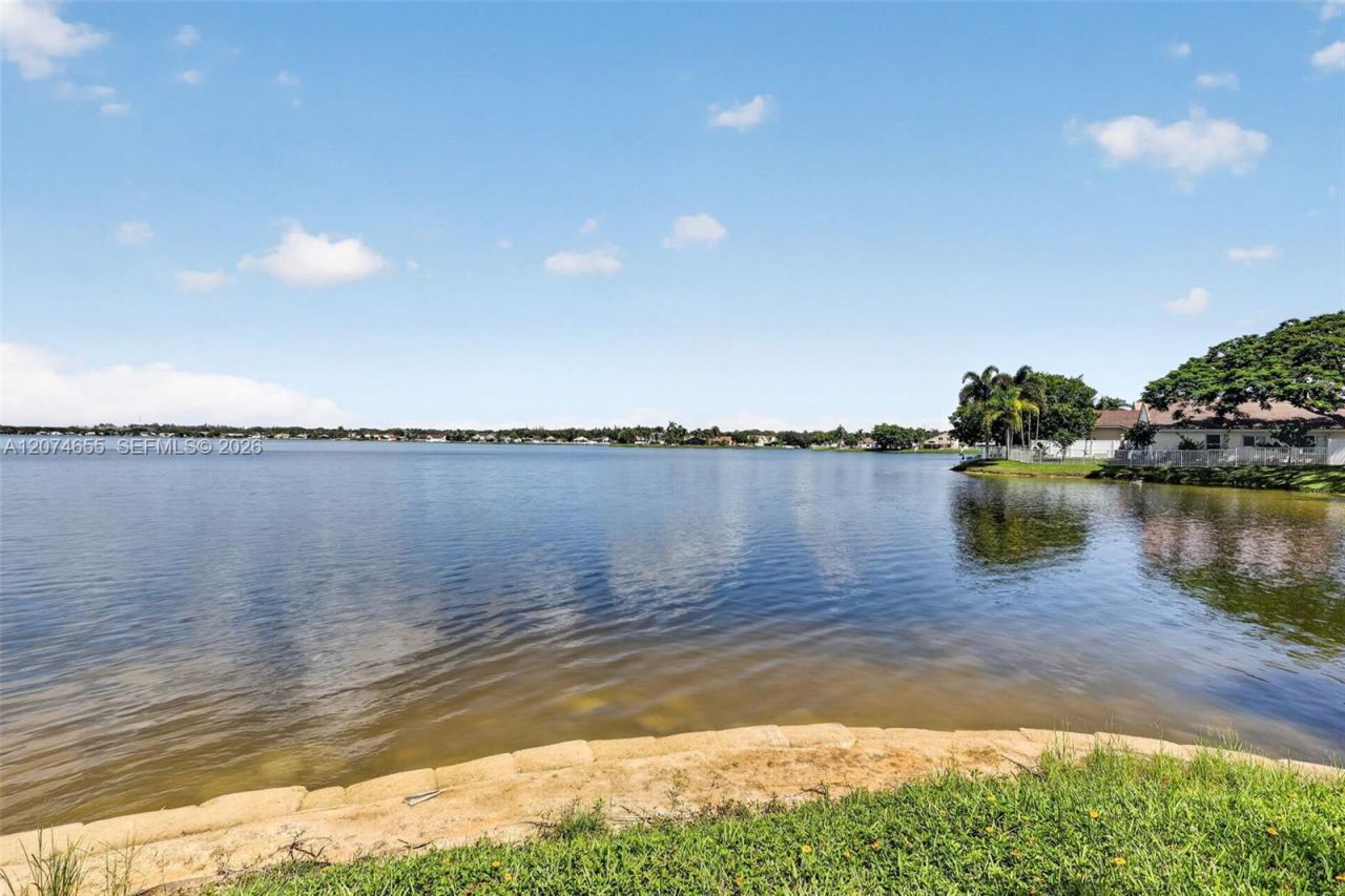 2342 NW 184th Ter , Pembroke Pines, FL 33029 Photo