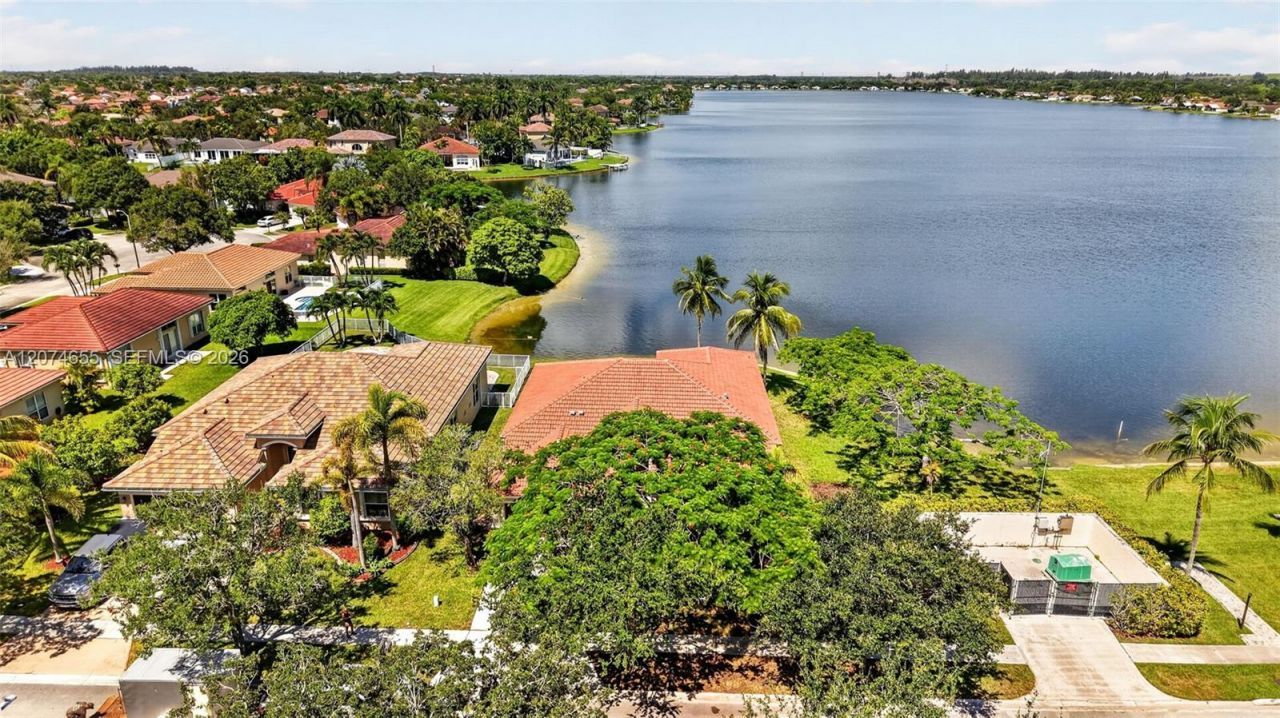 2342 NW 184th Ter , Pembroke Pines, FL 33029 Photo