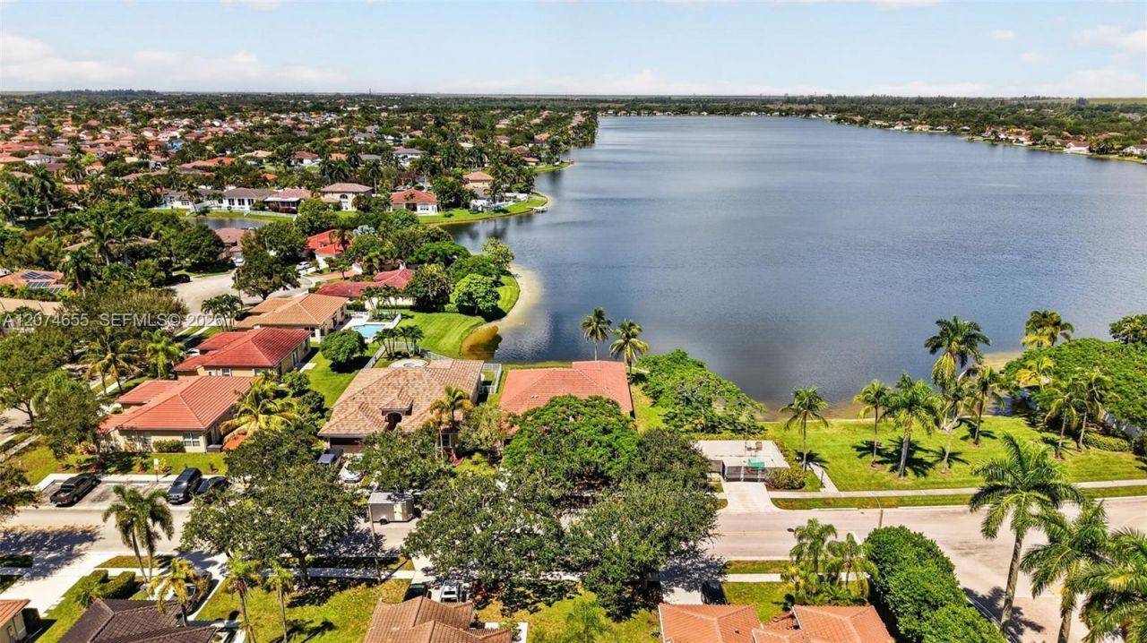2342 NW 184th Ter , Pembroke Pines, FL 33029 Photo