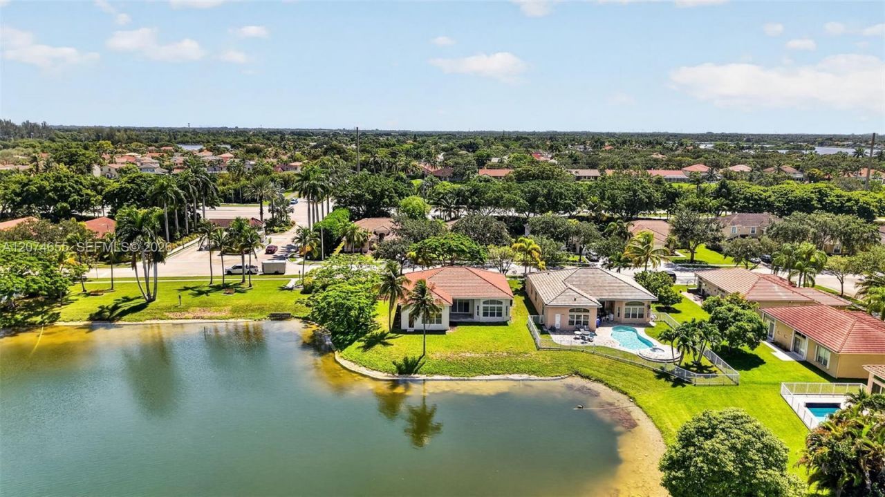 2342 NW 184th Ter , Pembroke Pines, FL 33029 Photo