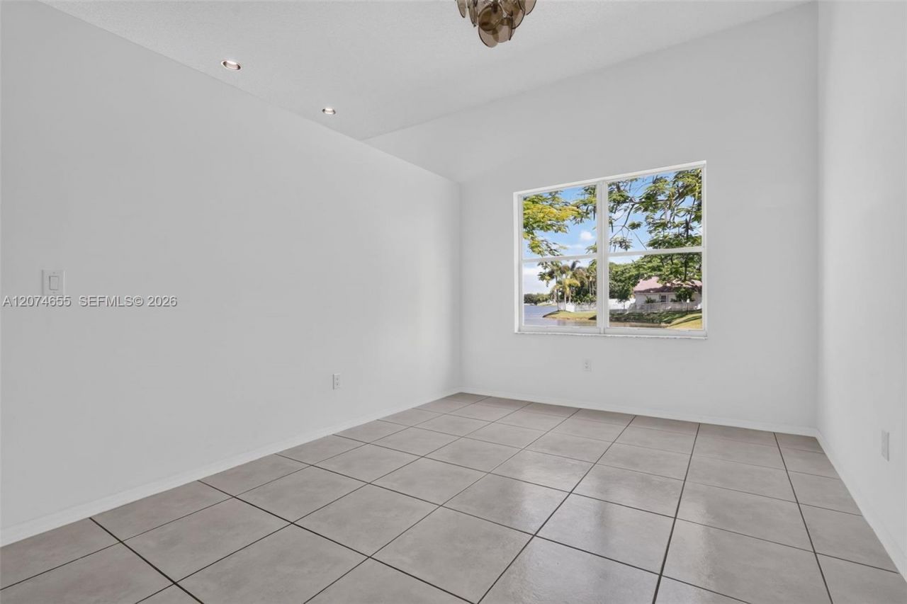 2342 NW 184th Ter , Pembroke Pines, FL 33029 Photo