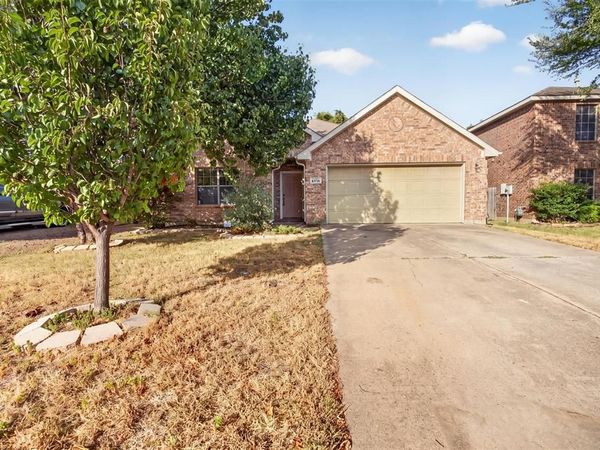 5916 Crestview Drive, Grand Prairie, TX 75052
