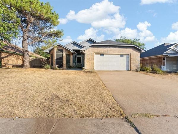 1060 Parkhill Avenue, Saginaw, TX 76179