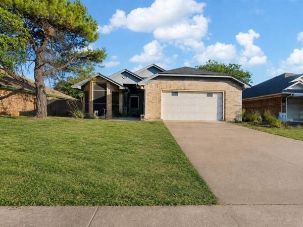 1060 Parkhill Avenue, Saginaw, TX 76179
