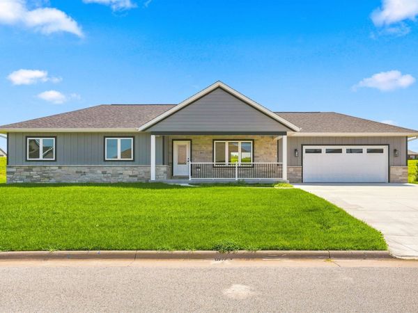 145 SE Mulberry Drive, Cascade, IA 52033