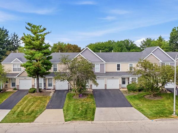 1660 College Green Drive, Elgin, IL 60123
