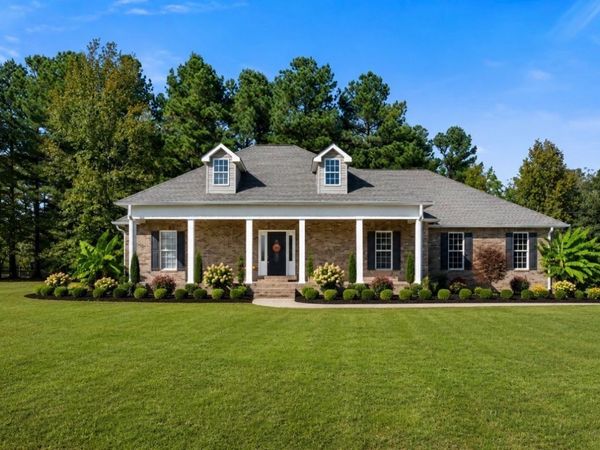 2044 Old Blacktop Road , Mc Ewen, TN 37101