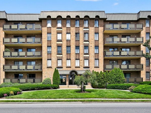 175 Maple , Unit 2M, Westbury, NY 11590