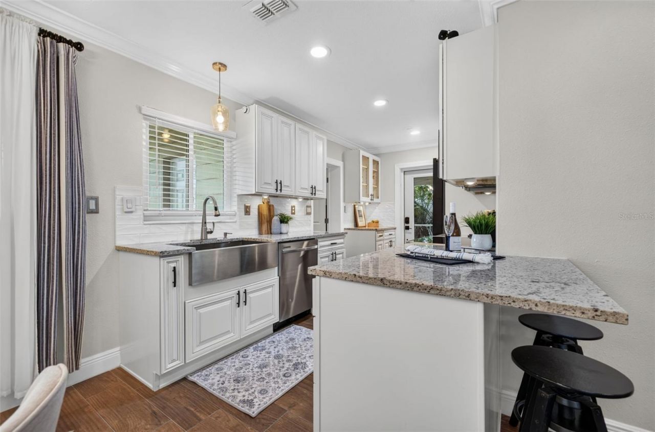 4392 Walnut Street Ne, Saint Petersburg, FL 33703 Photo
