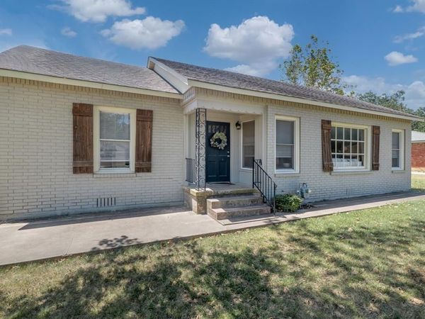 805 S Tyler Street, McGregor, TX 76657